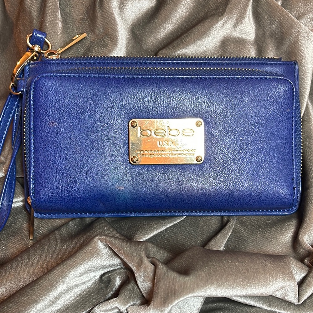Double compartment wristlet wallet